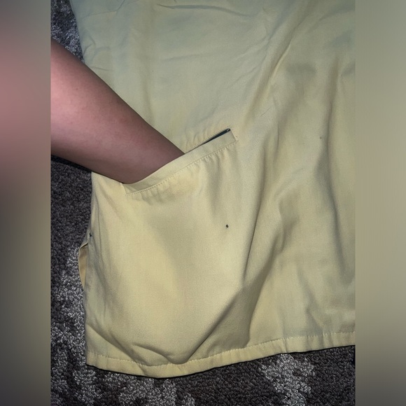 ⭐️Metroscrubs, yellow scrub shirt guessing size XS-Small⭐️Used Condition⭐️ - Picture 7 of 14